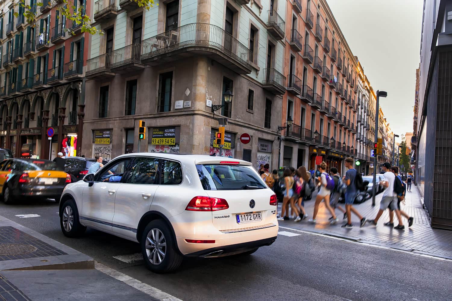 在步行街的一端，允许私家车进入，途锐必须要在这里露个脸，个头太大，在这老街上相当招摇