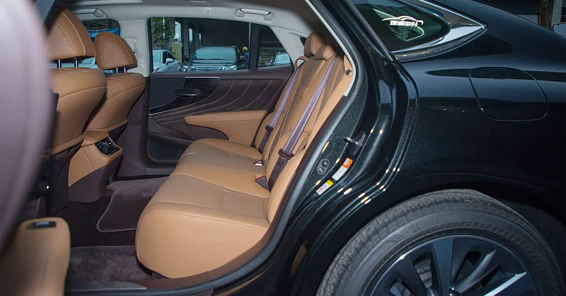 全新 LS 提供了历代车型以来最大后排腿部空间