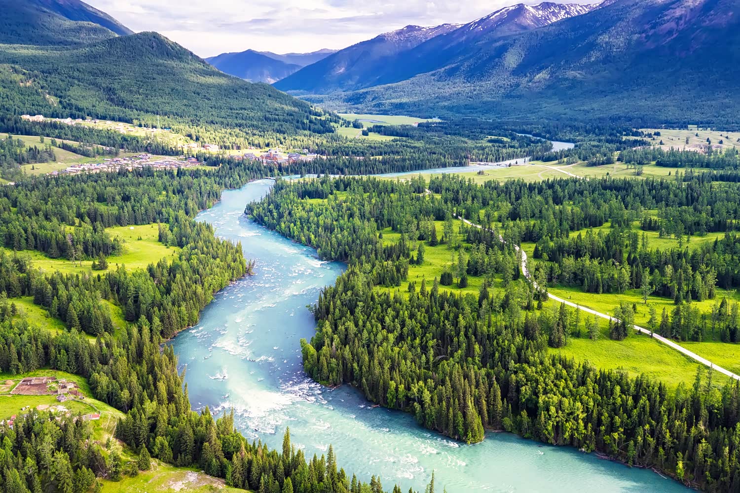 喀纳斯河即发源自这里，她越穿过河谷，一路奔腾200公里，在布尔津汇入喀尔齐斯河，最终流入北冰洋。