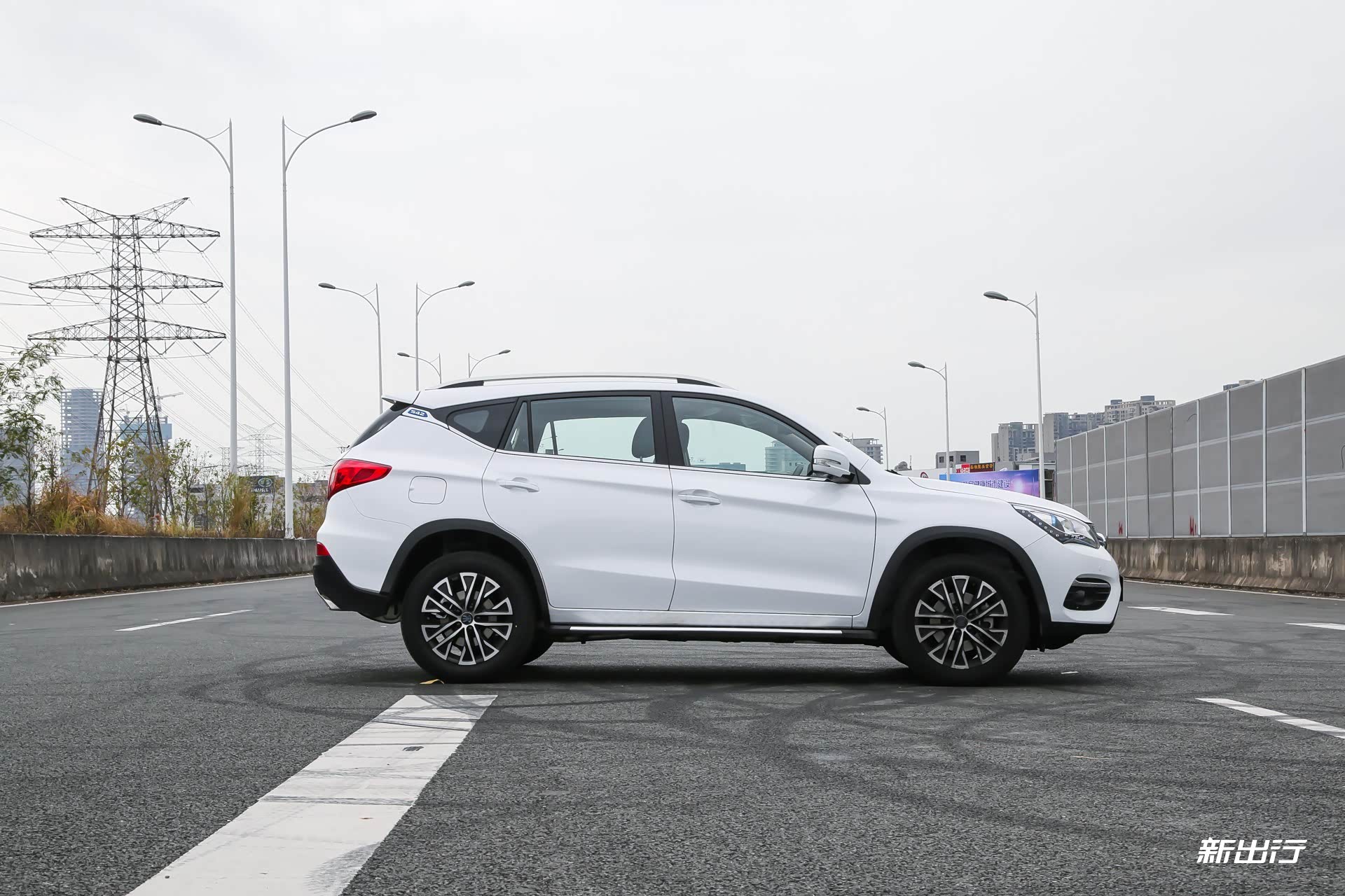 图」2018款宋 DM 的尺寸并未发生变化，侧面线条与之前一致。