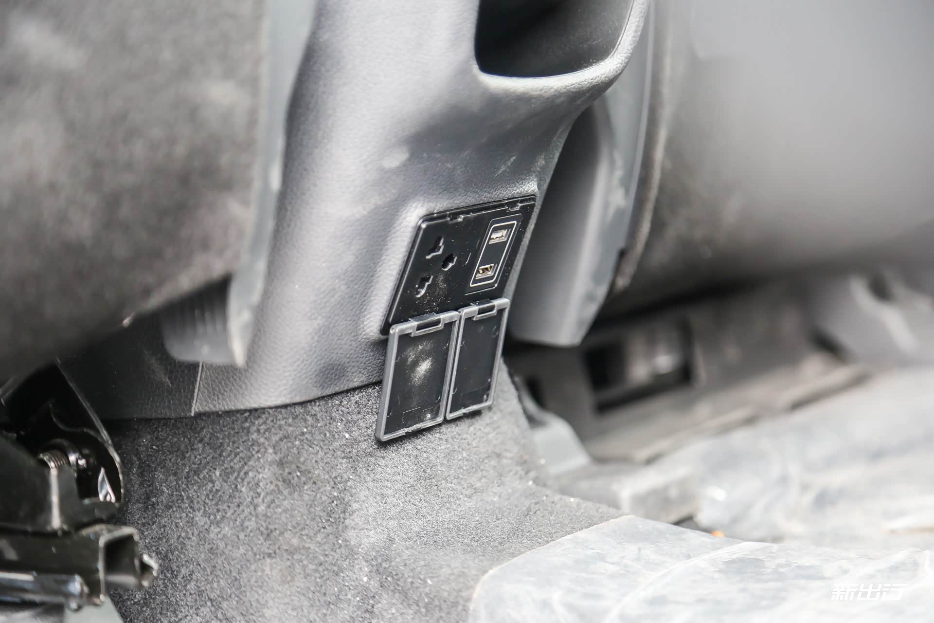 「图」后排出风口的下方，有两个 USB 插孔，以及一个 220V 电源插孔。