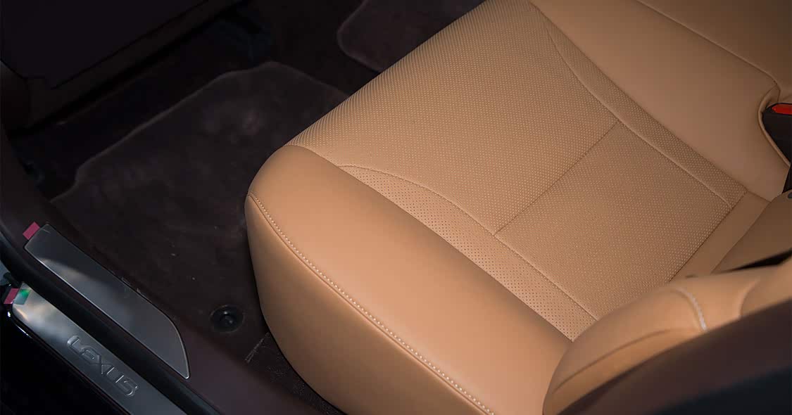 虽然只是真皮材质座椅，但是宽大厚实的坐垫还是能给你在后排有舒适的体验