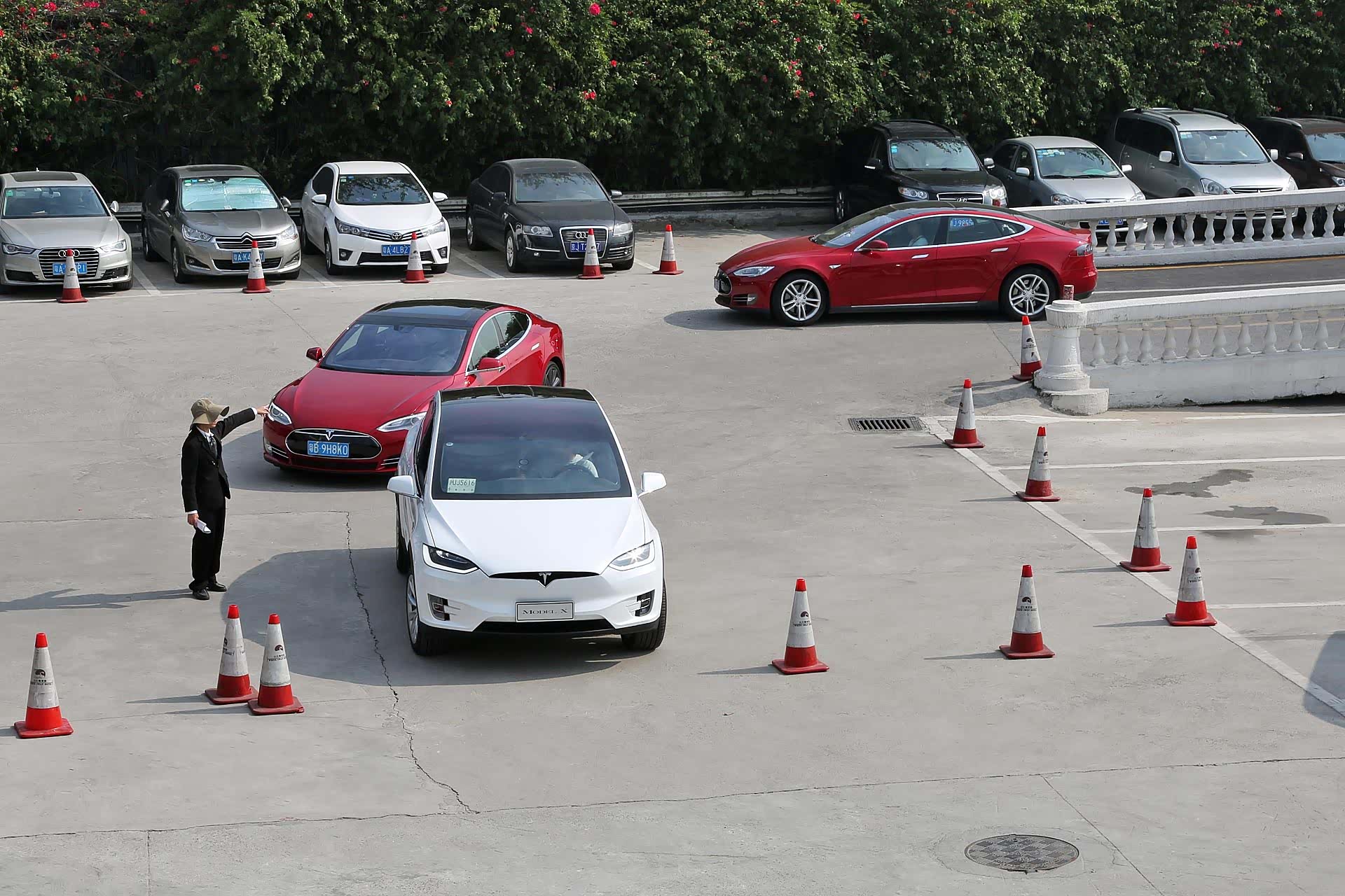接近 2 小时的路程，特斯阿里车队终于抵达了广州市白天鹅宾馆