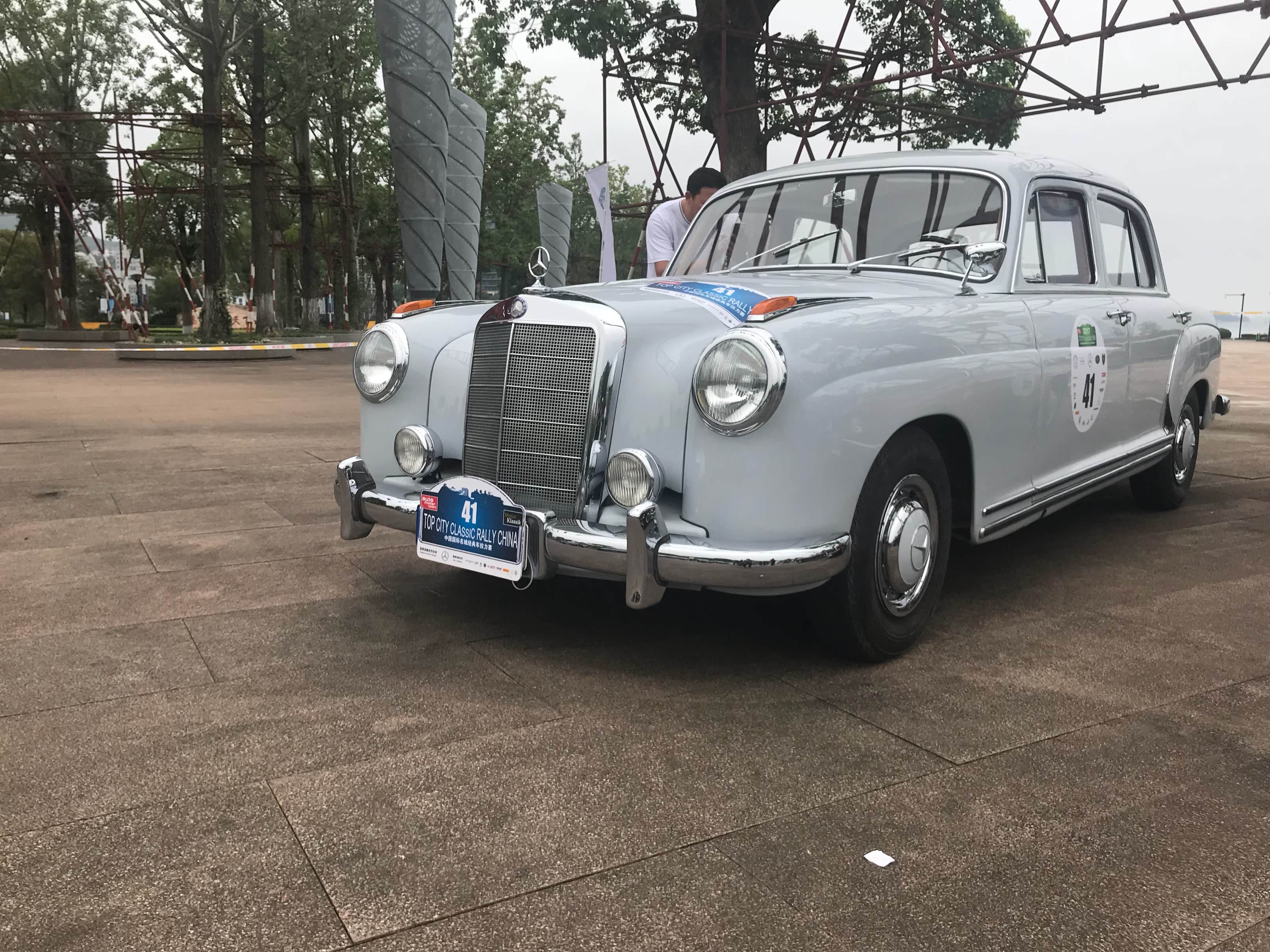 它们分别是代号为w180的第二代奔驰s级轿车以及代号为w111的第三代