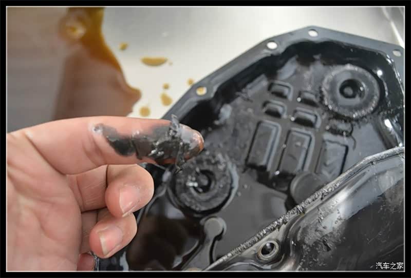 拆下油底壳，里面都是厚厚的油泥和磨损下来的铁屑