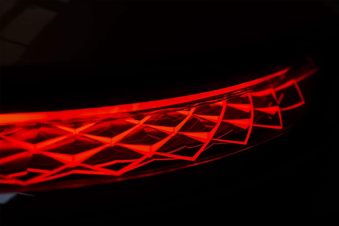 尾灯内部体现了法国人设计的独特功力，真的很迷人