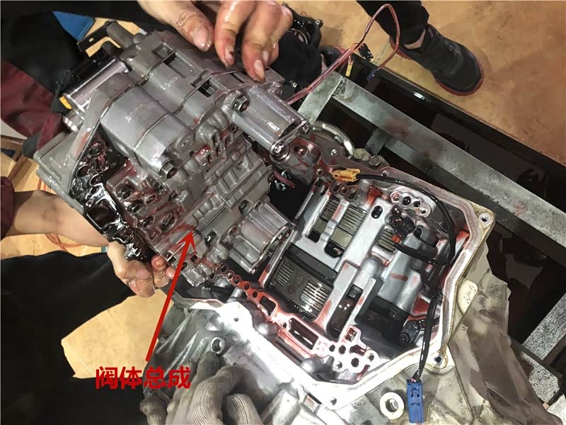 阀体总成
主要原理分配油泵提共过来的压力（电脑与阀体是在一起的）