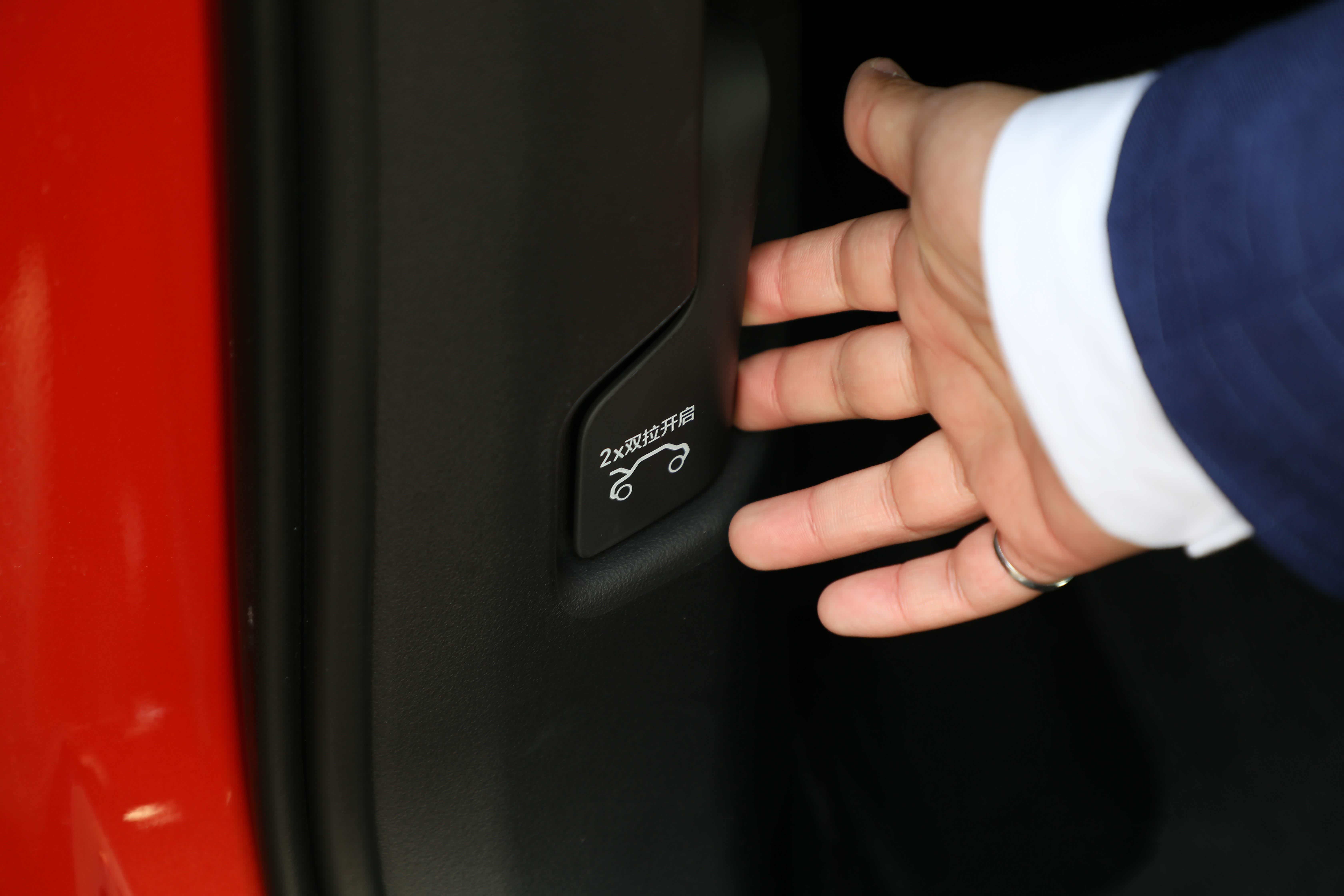 洗车的大叔说有两个锁当然要拉两下开启前舱盖啦，这也写着呢！记得连拉两下