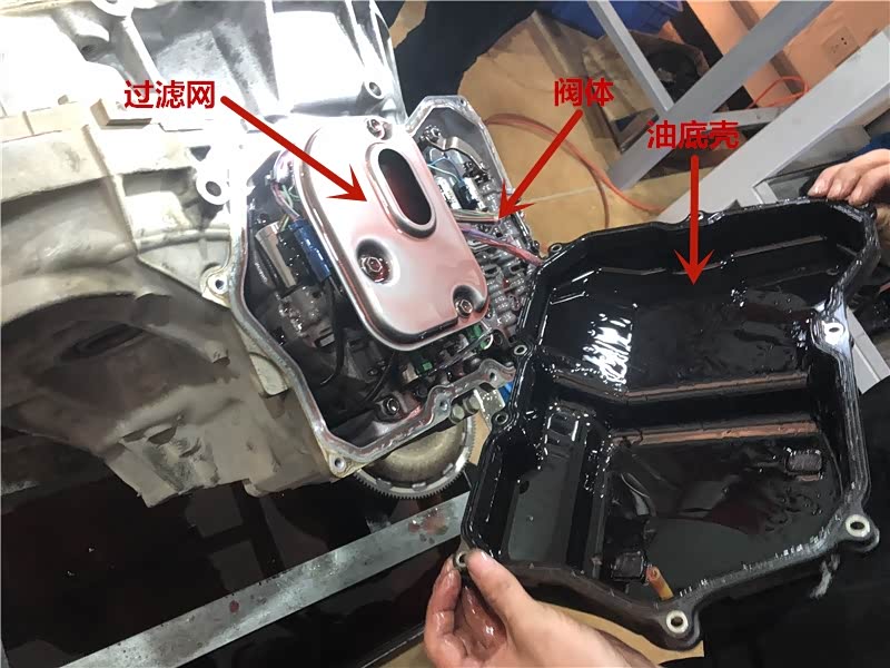 打开油底壳，可见阀体过滤网。