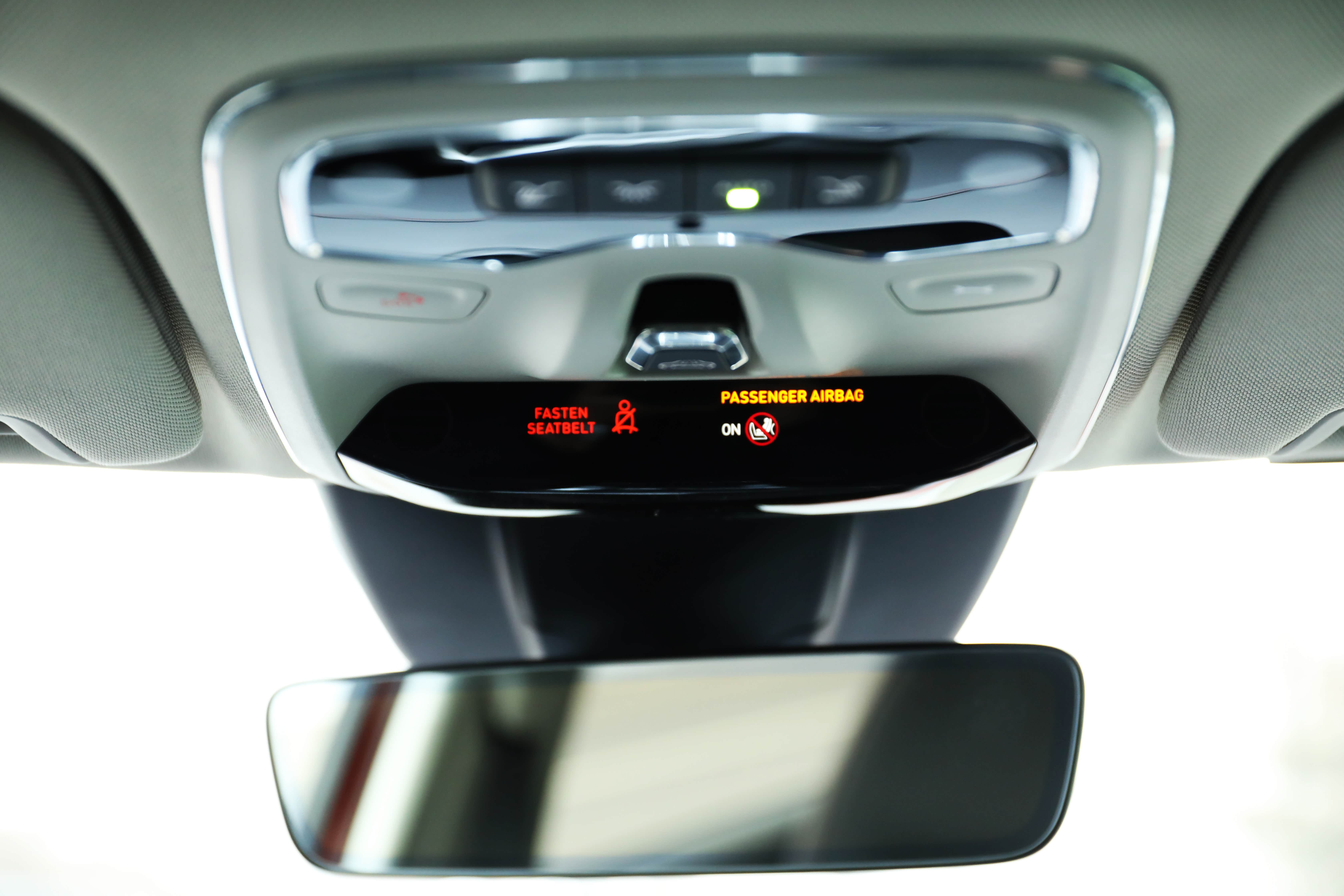 左边为安全带未系提示，右边为副驾安全气囊关闭提示（手套箱右边有副驾安全气囊开关）