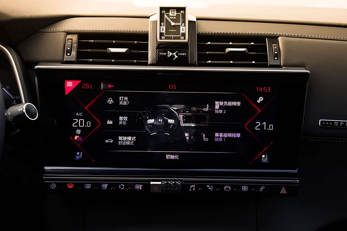 可以在菜单内自定义如氛围灯光、系统界面显示风格、座椅角度、后视镜角度和按摩设置等