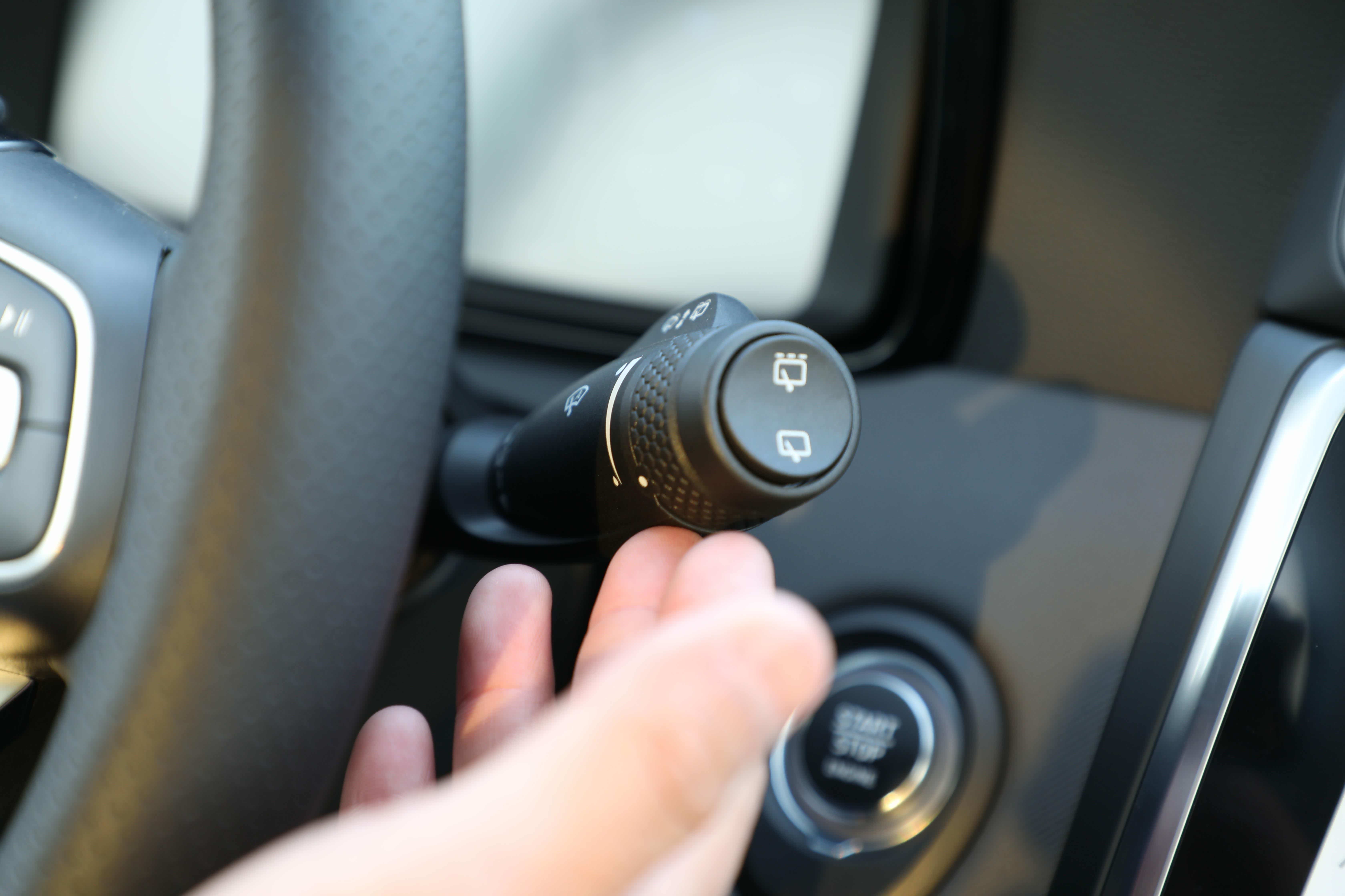 右侧顶端两按钮分别为后车窗间歇性和连续性刮刷模式。