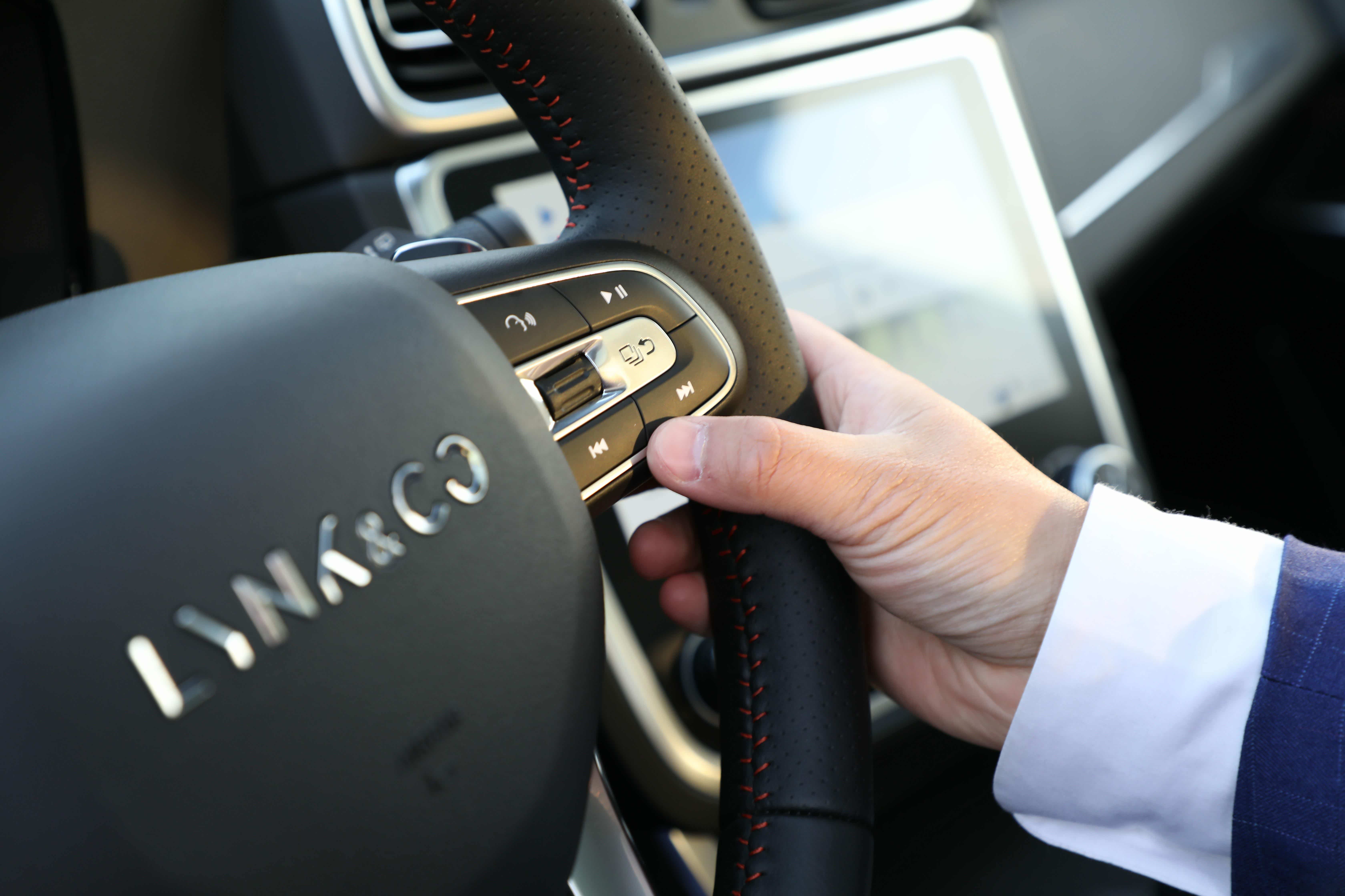 右边区域对应为语音识别、播放/暂停、音量以及选择/确认滚轮、返回取消/菜单切换、上曲、下曲。