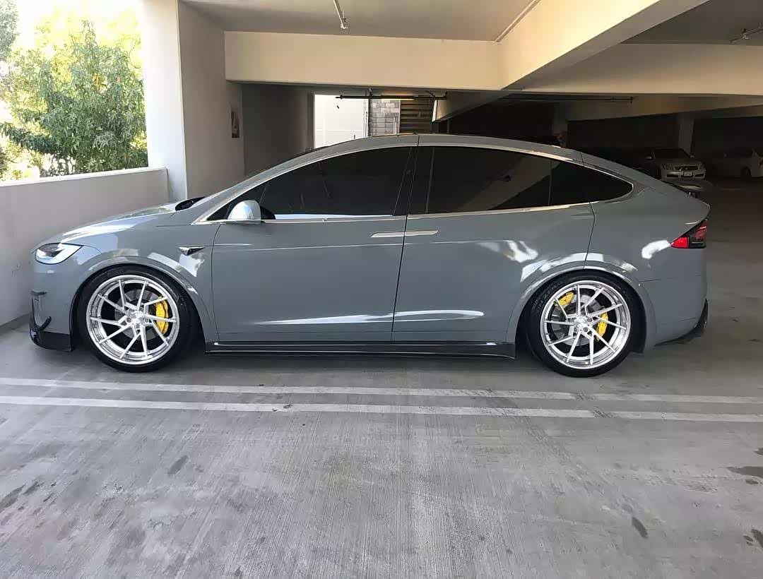 帅帅的鸥翼式车门，简直让人不能自拔。充满战斗气息的水泥灰的漆色也是十分的抢眼，大尺寸轮毂，性能刹车卡