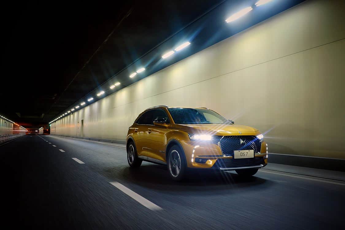 这套主动液压悬挂系统通过摄像头、感应器分析检测路面情况，然后给车辆悬挂做最好的调节