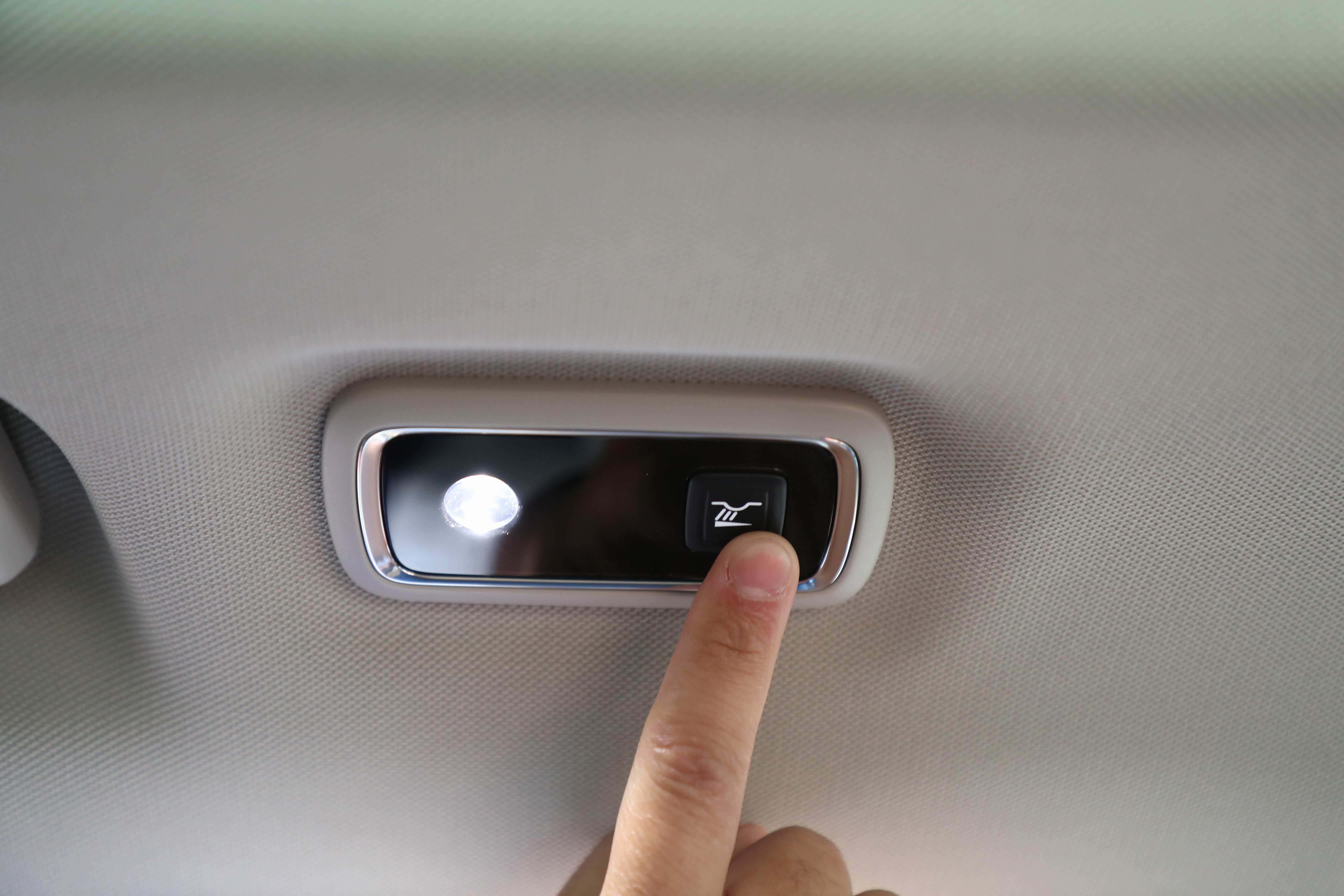 阅读灯短按开关，长按则在最亮至最暗间调节。