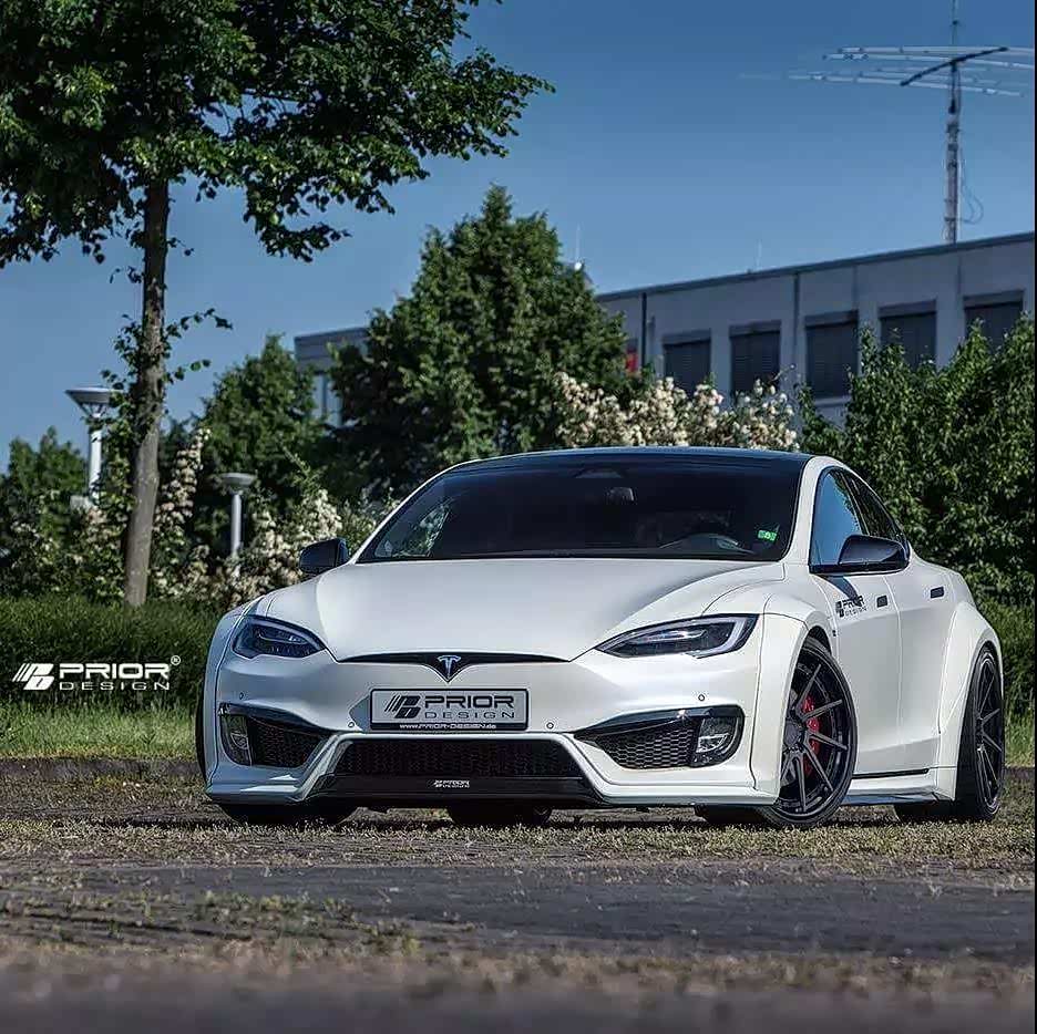 原本就十分扁平化的车身就显得比较宽，现在加上了宽体套件后更是霸气侧漏，前脸也比原厂凶悍了更多