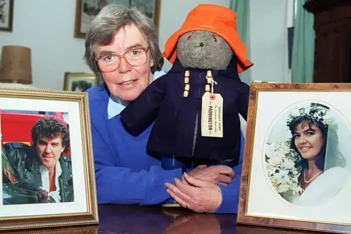 Shirley Clarkson 与帕丁顿熊
照片里为她的两个孩子 Jeremy 和 Joanna