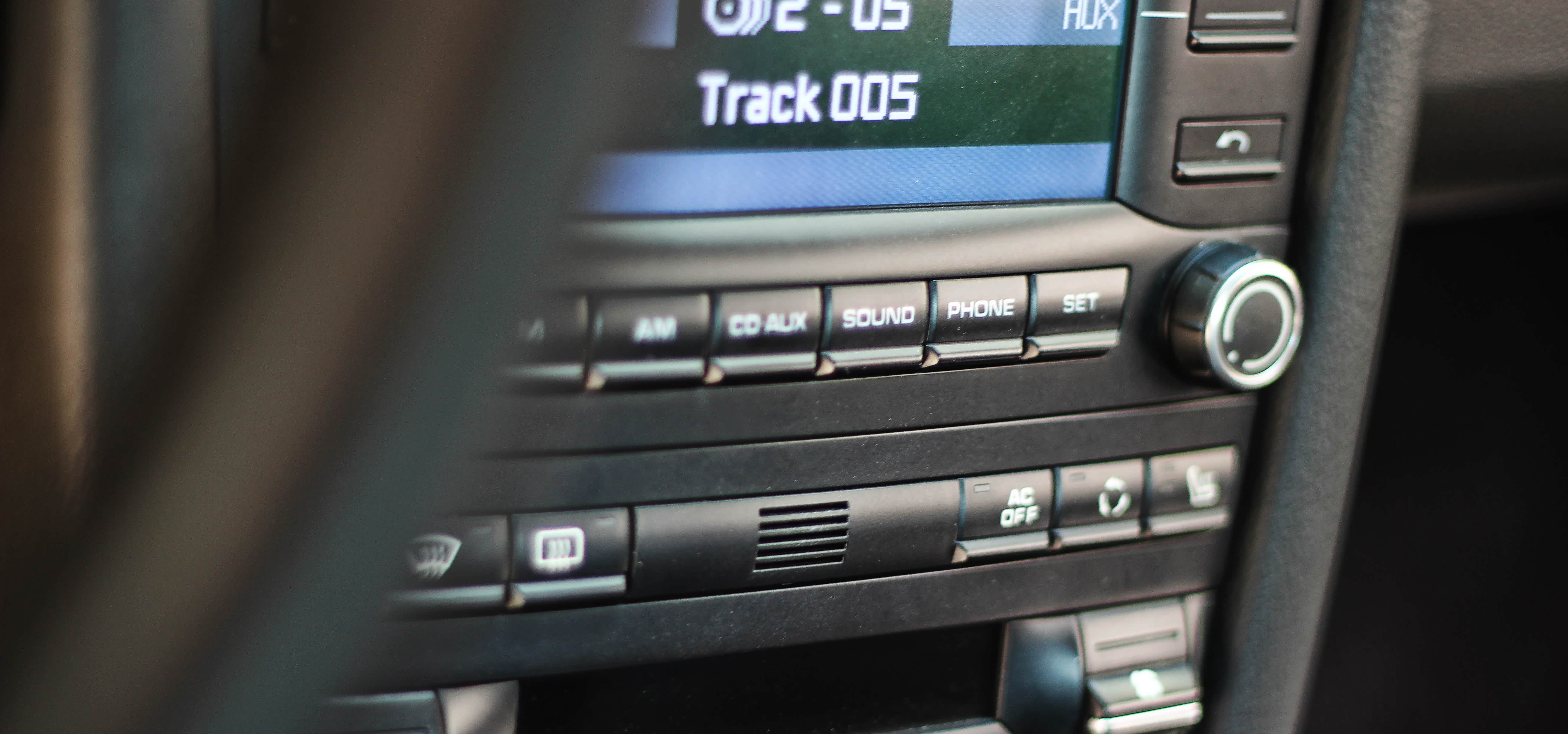 中控台的按键分布及质感确实是10年前的感觉。