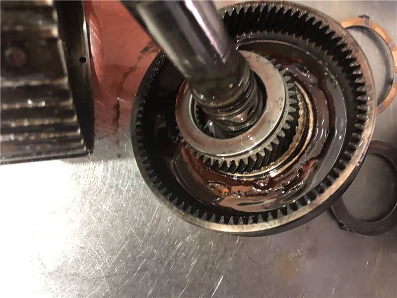 配合轴颈处与花键部分磨损
轴承承受负荷表面磨损与疲劳剥落；内外座圈配合表面磨损；烧蚀。