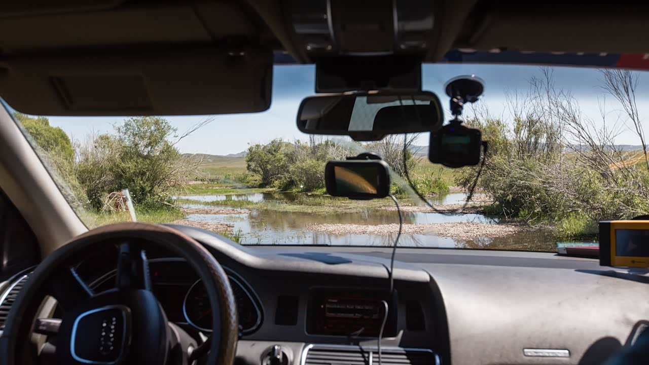 在哈萨克斯坦，稍微偏僻点的地方道路就很容易成这样。