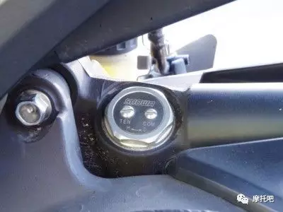 CBR1000RR的前后可调式悬挂，可以使用工具进行调节。