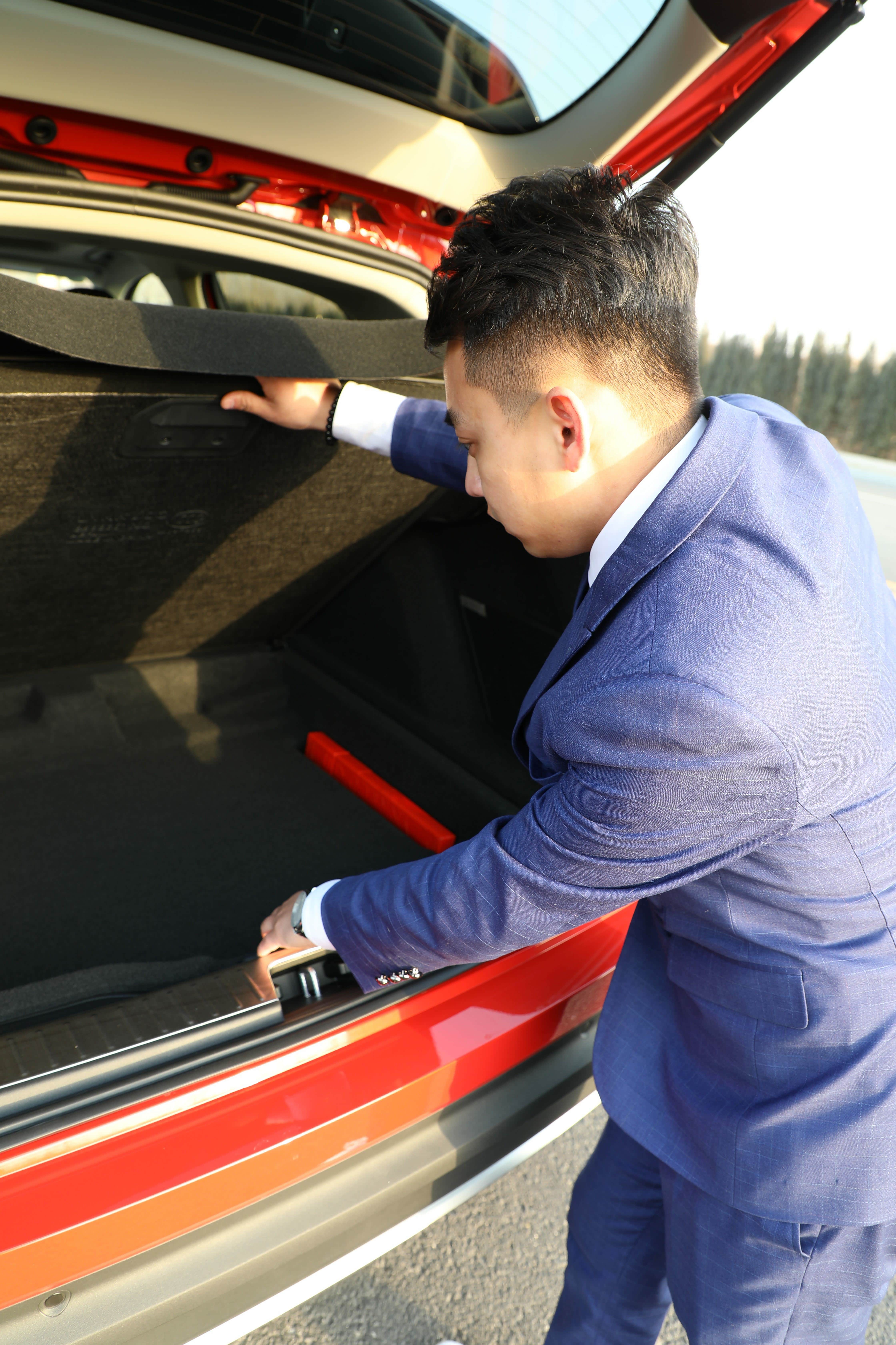 一层储物空间，右边是三脚架