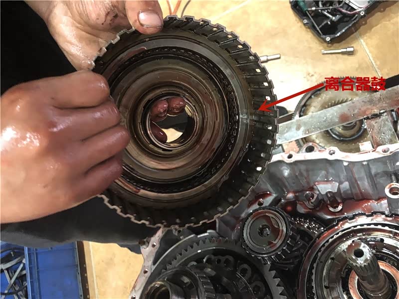看见离合器鼓已经烧变色了