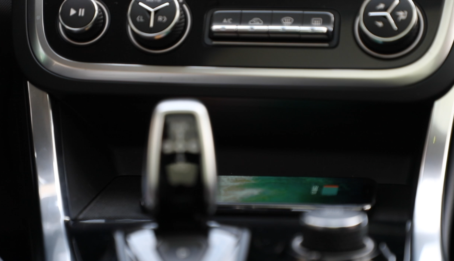 然后把手机放在中间这里，手机自动进行充电。