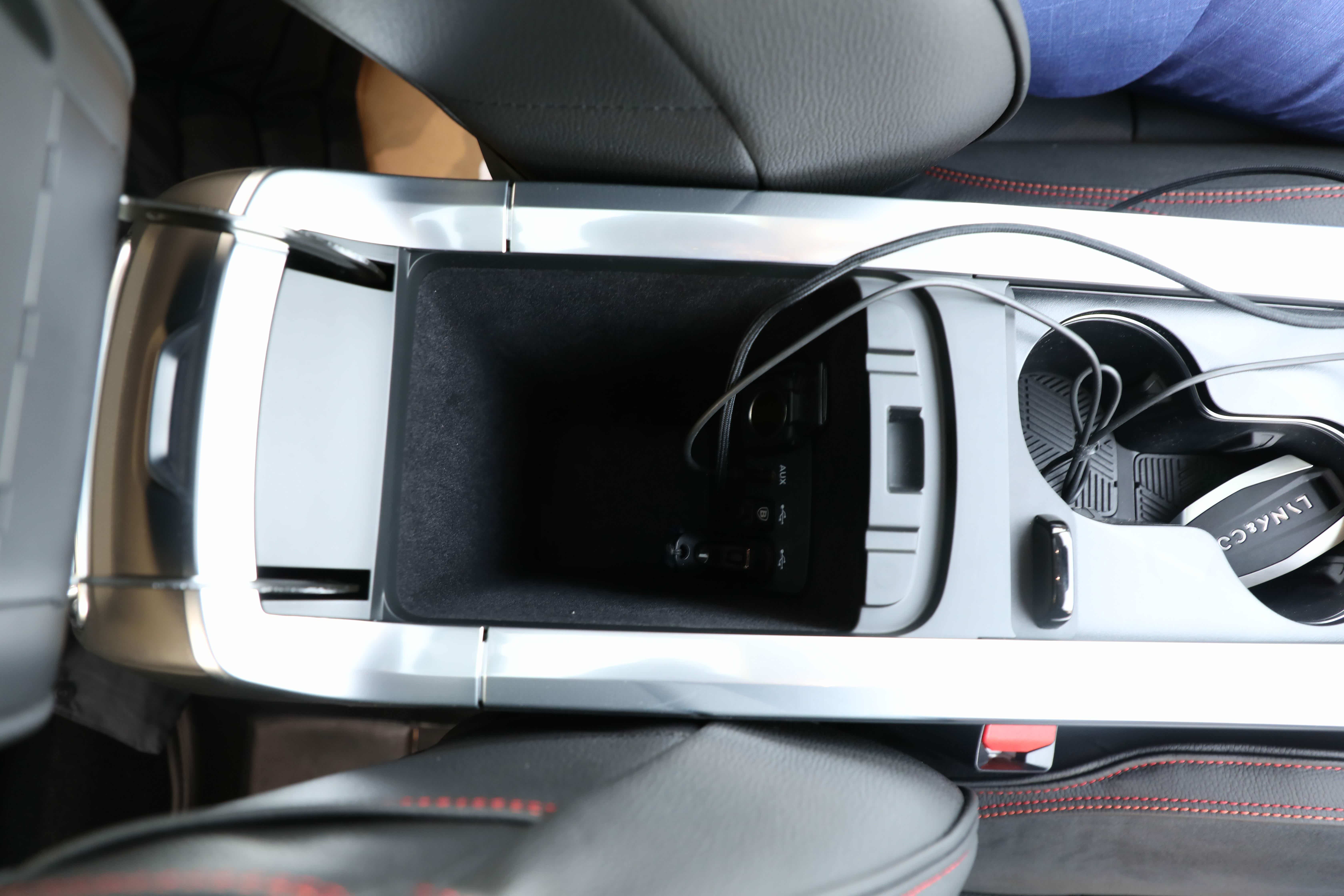 中央扶手前后不可调，内部12V电源、AUX接口和双USB，盖口预留两个通道防止数据线损坏。