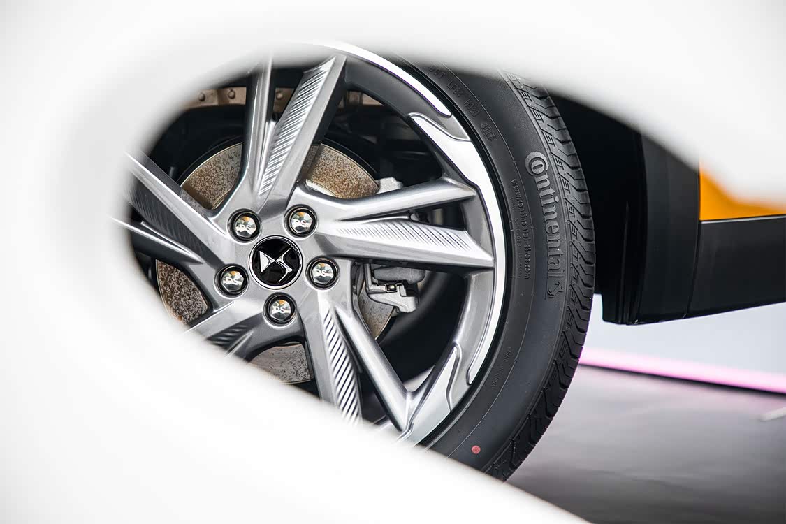 Opera 车型配备 235/50 R19 马牌 CrossContact 轮胎