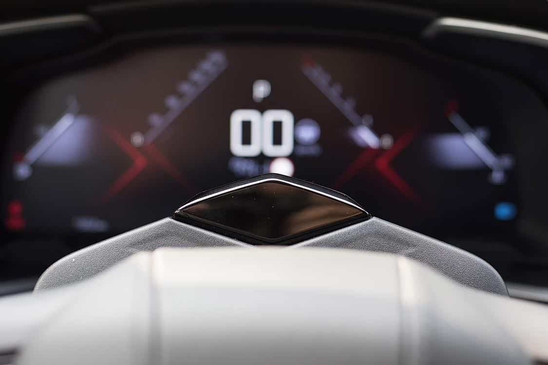 通过前方探头，实时检测驾驶员驾驶眼睛/面部/颈部状况，出现异常现象时将警报