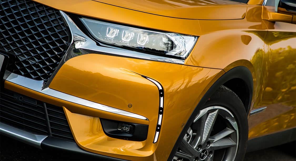 下方的 LED 日行灯融入菱形格装饰后有显得与众不同