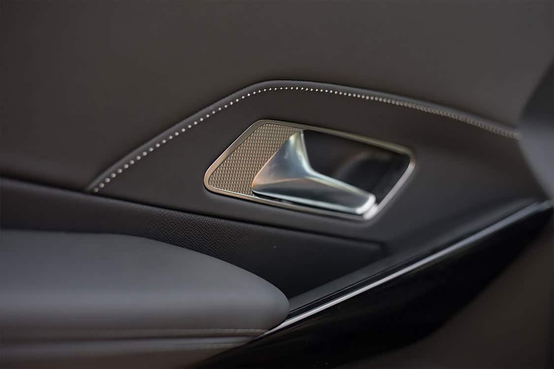 缝线有别于其他车型，采用珍珠缝线工艺，看起来与内饰更贴合