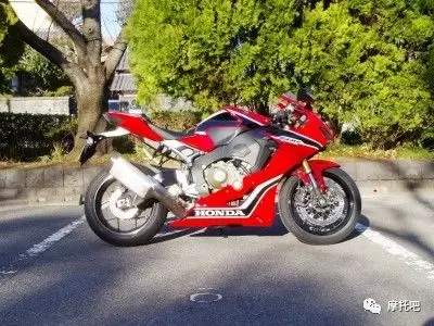 CBR1000RR的侧视图