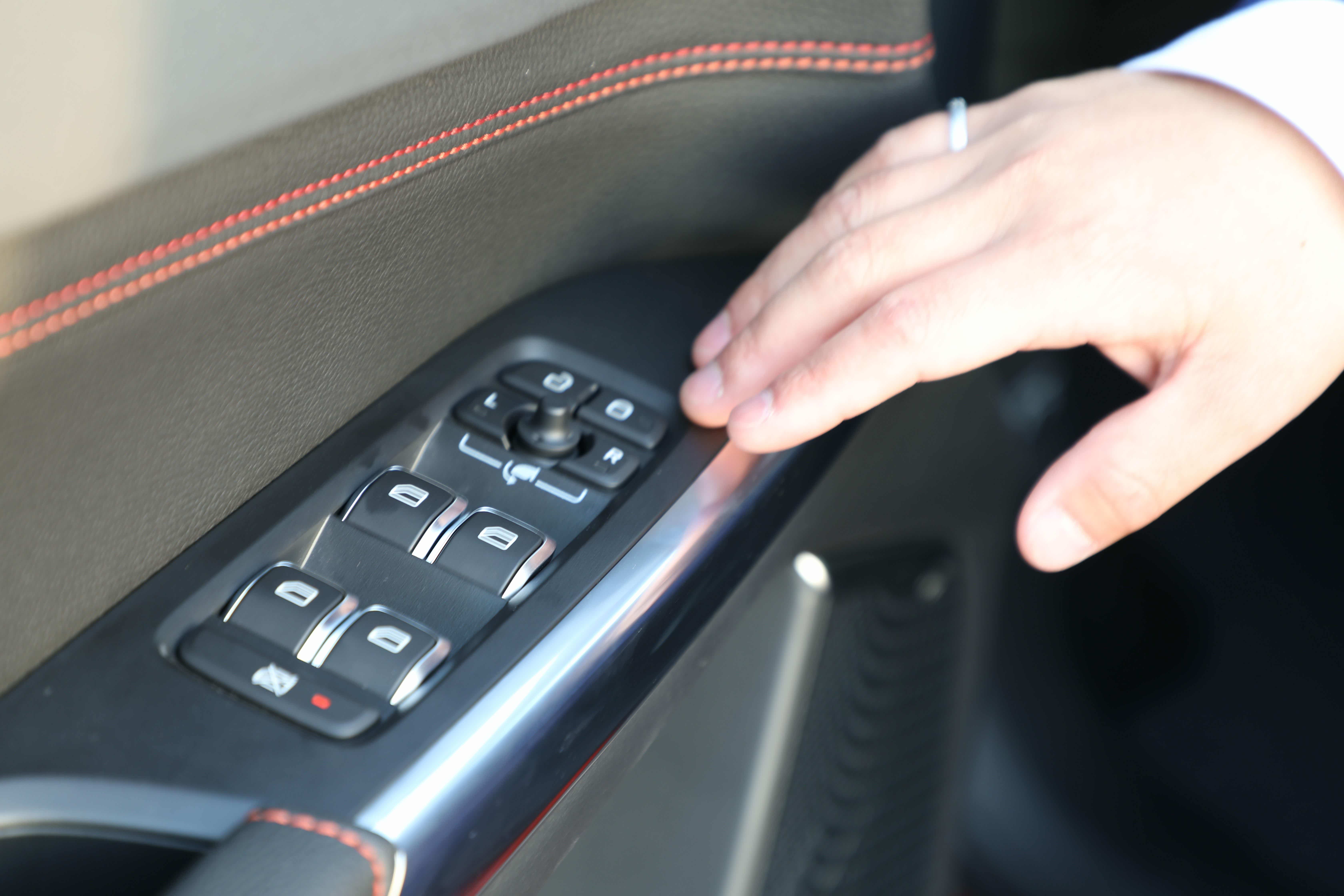 内部车锁控制很简单，两个分别打开、关闭的门锁标志，左边解锁，右边锁止车门