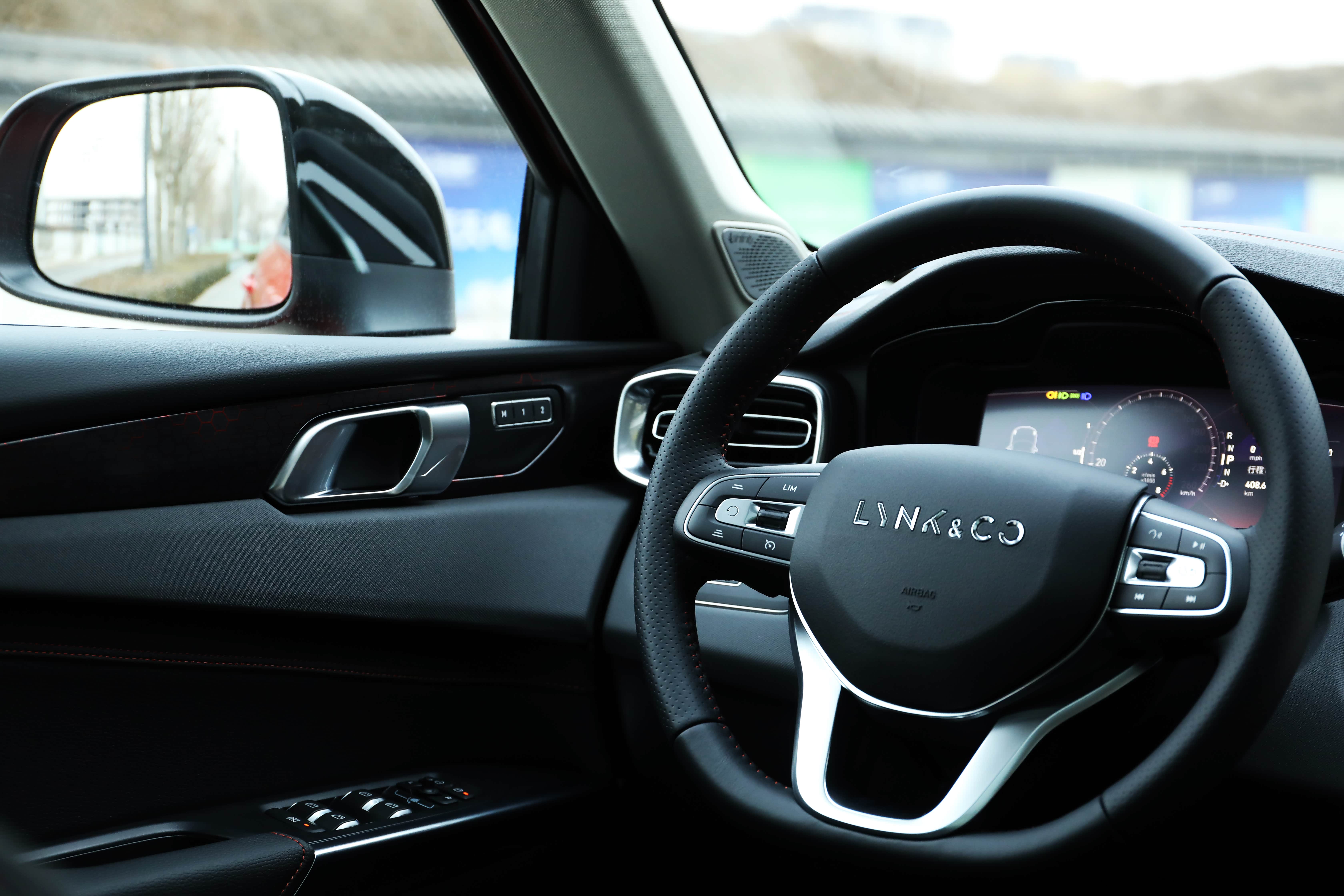 多功能方向盘大体来分，左侧为行驶控制，右侧为多媒体控制。