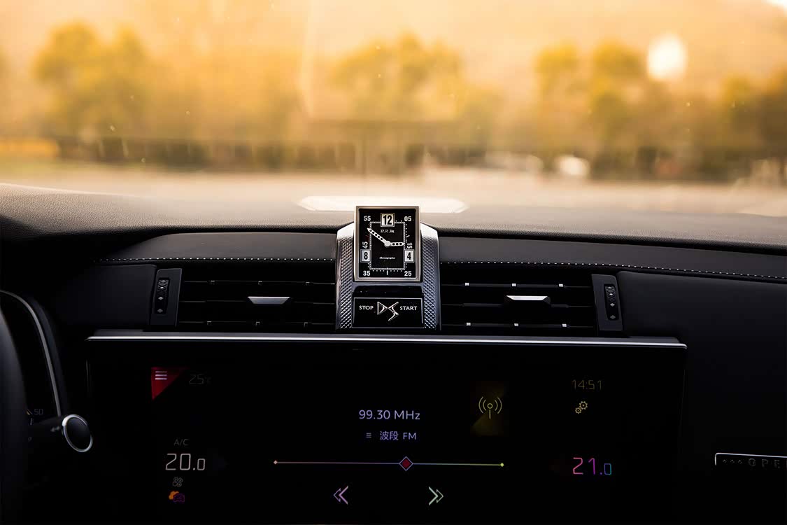 B.R.M 专门为 DS 7 设计的一款独特而精致中控表：R180