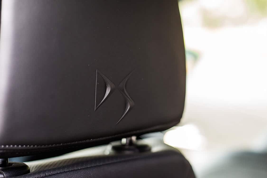 前排座椅头枕后方还有 DS logo，这确实 DS logo 最多一台车了吧？