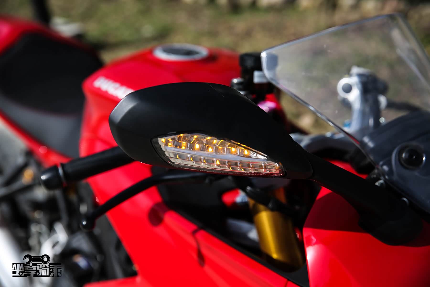与Panigale车系相同，LED转向灯集成于反光镜背面