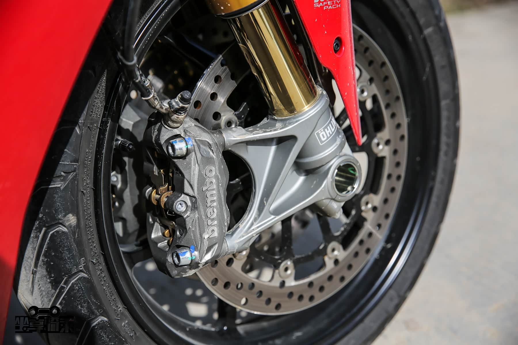 前刹车系统采用双Brembo M4.32对向四活塞卡钳，搭配双320mm浮动式刹车碟
