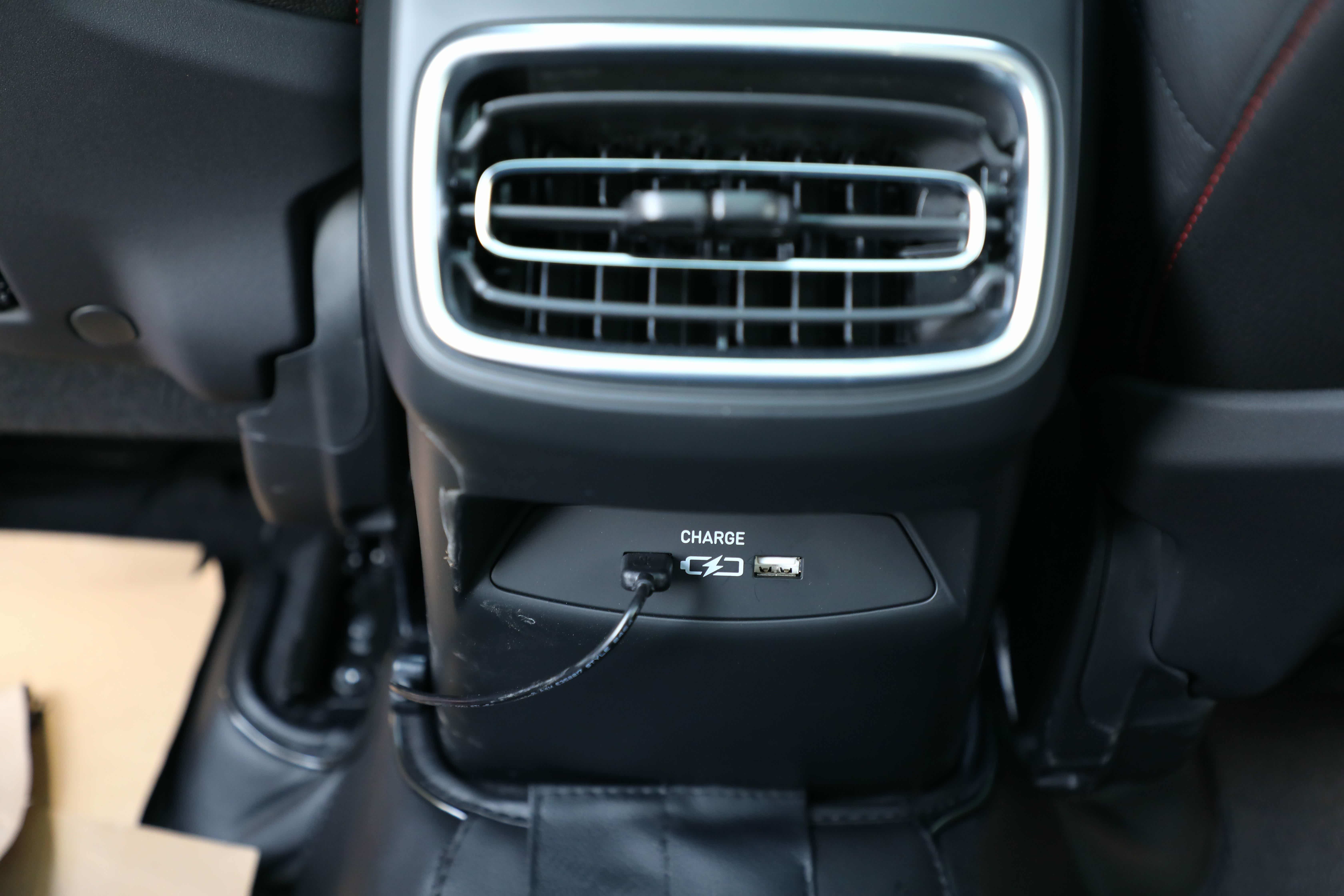 后排空间对我来讲够用。座椅不算长但没感觉明显不舒服。中间凸起~还行吧~储物符合“紧凑型”的脾气。