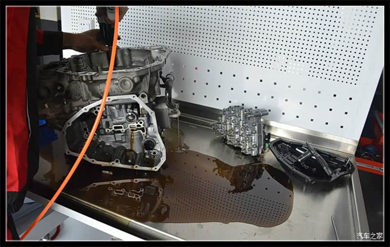 师傅正在分解变速箱维修，具体过程详见视频讲解。有变速箱问题可以问我！希望对大家能有所帮助！