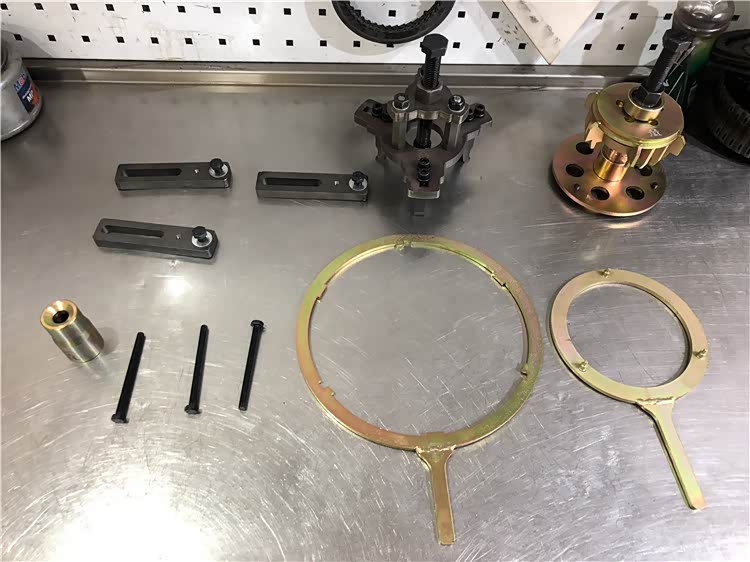 图中的这套是拆离合器专用工具，如果没有这套工具离合器就拆不下来，变速箱需要专业的技术人员拆卸。