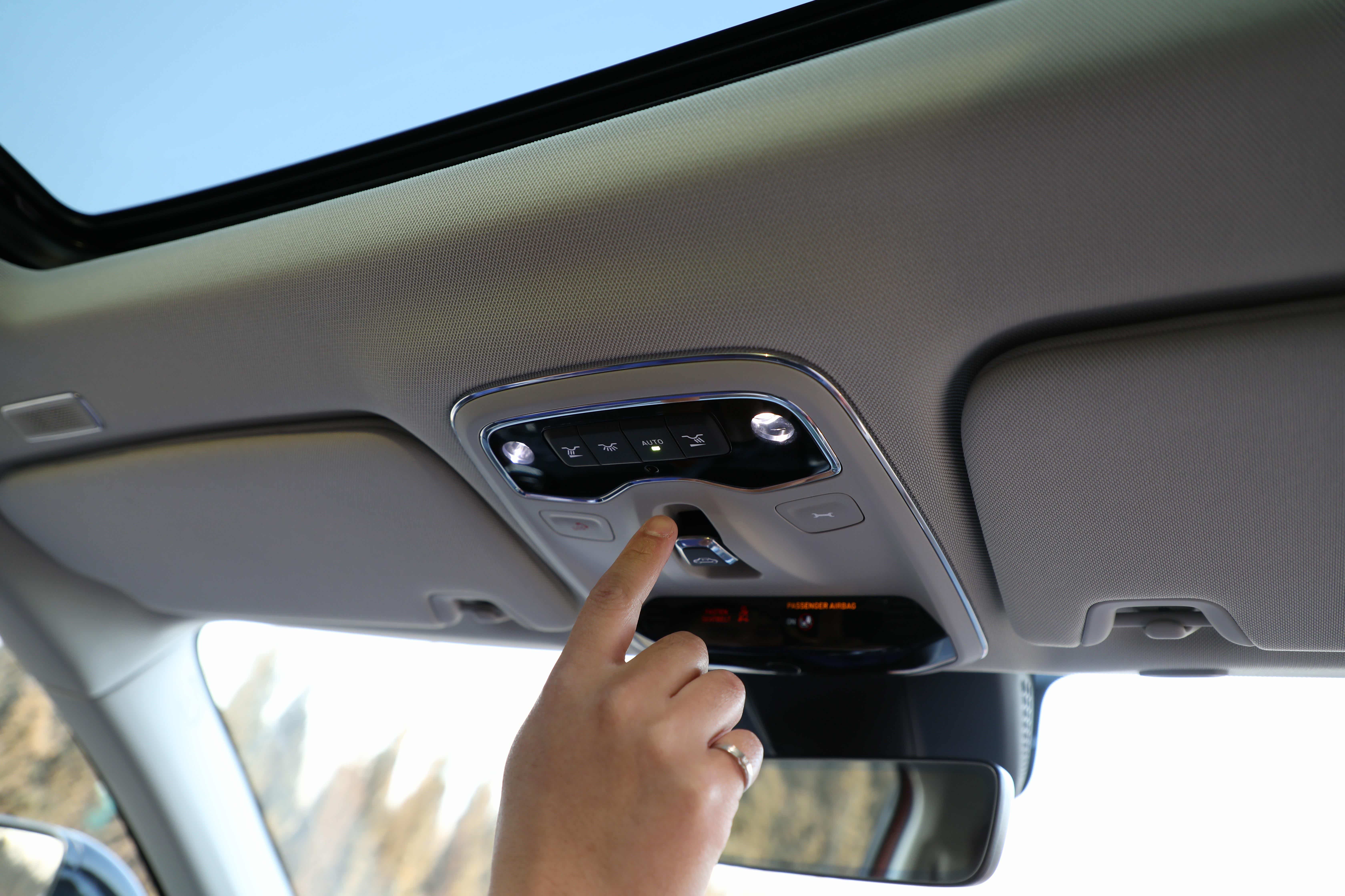 灯光控制看图标就很好理解，左至右分别是左侧灯光，内部总灯光、AUTO自动灯光，右灯光开关。