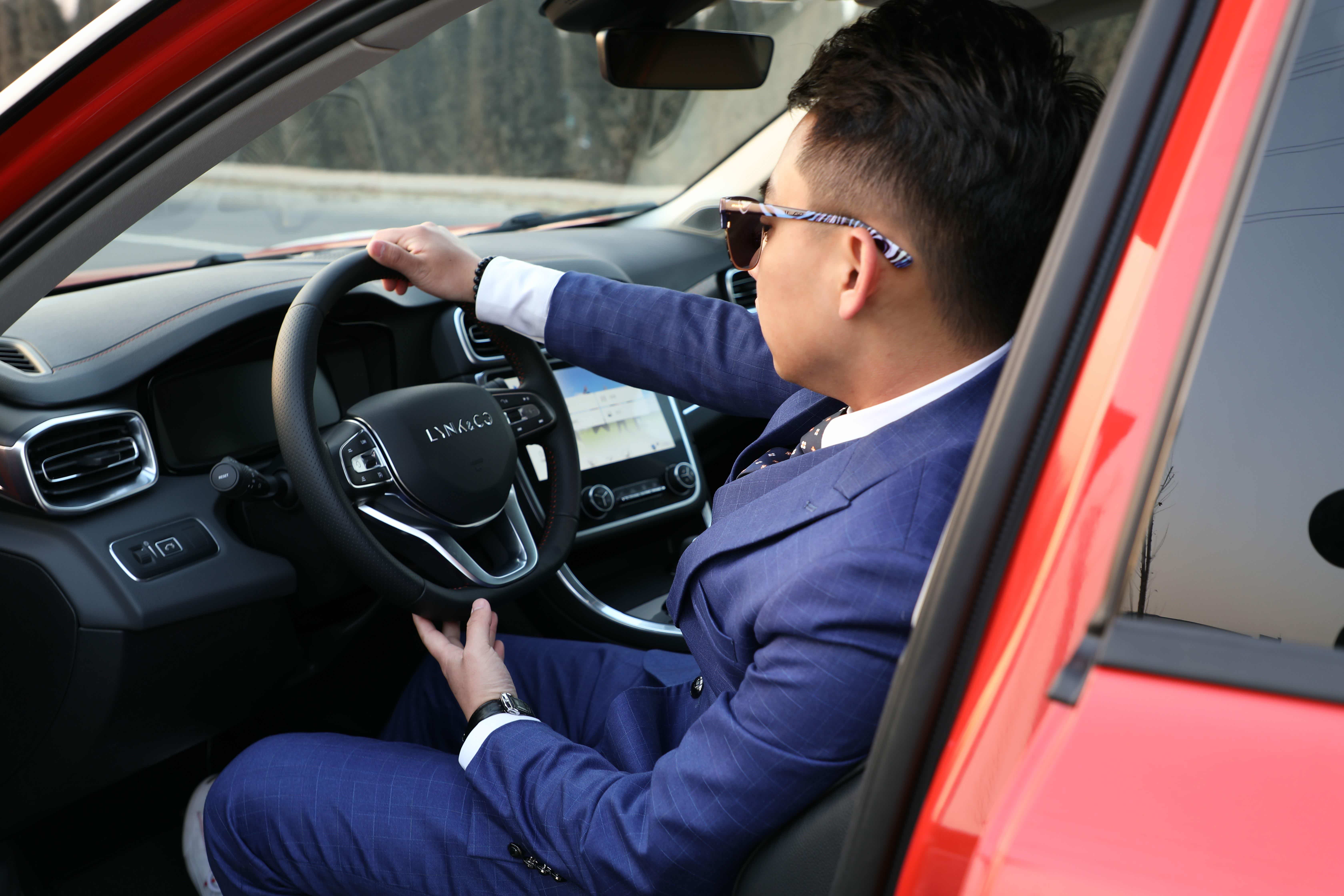 方向盘下方开关来手动四项调节，前、后、上、下。