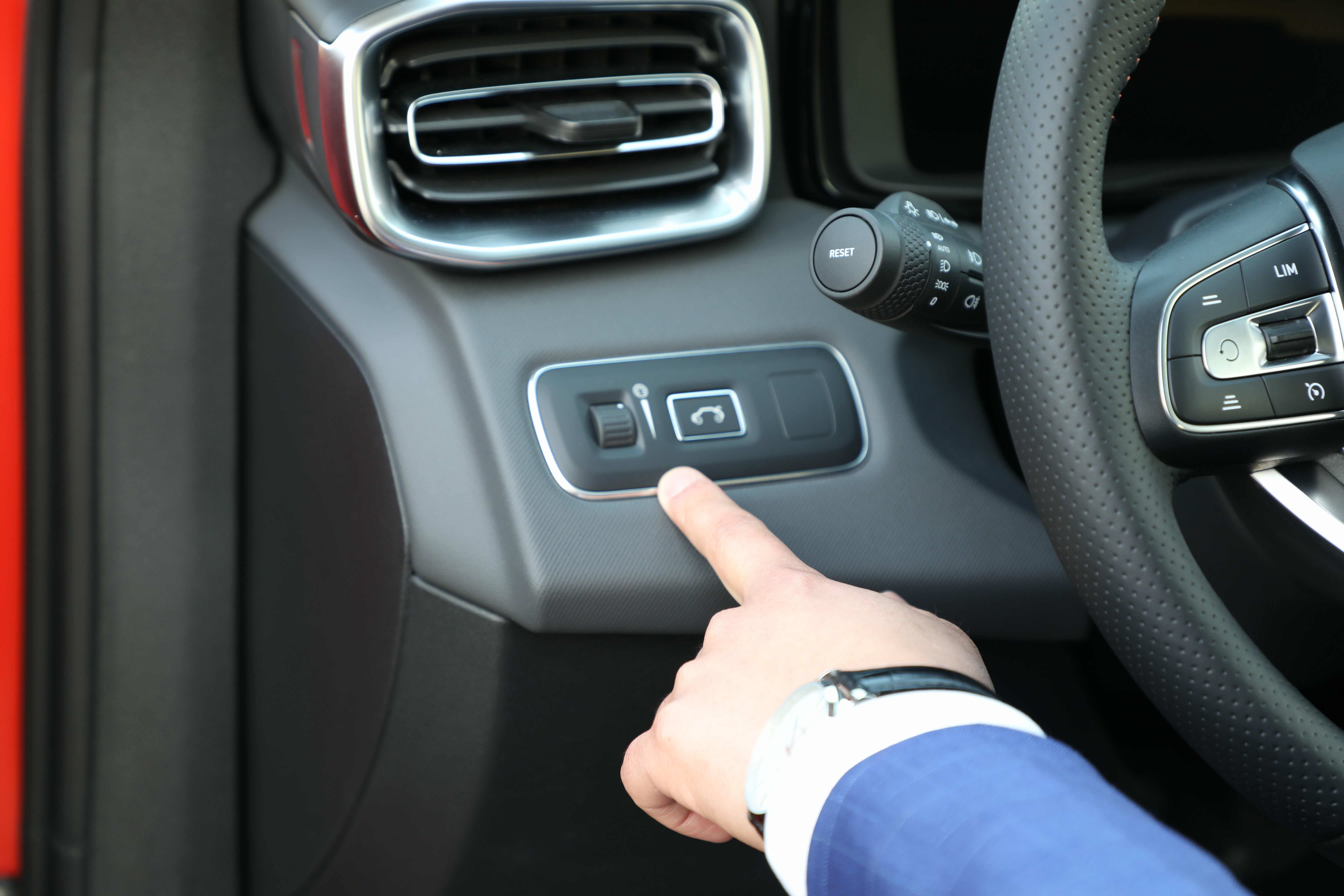 左侧这里，上下滚动来调节仪表板、中控屏、氛围灯等车辆内部照明亮度。尾箱按钮可以在车内来控制开启和关闭