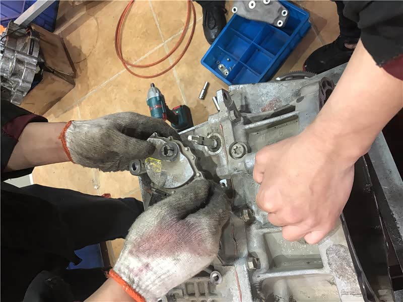 现在开始拧螺丝