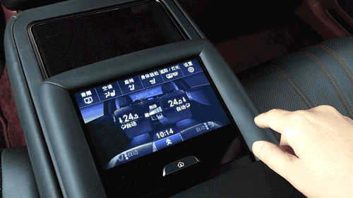 ▲ 后排娱乐显示屏的开启与操控演示