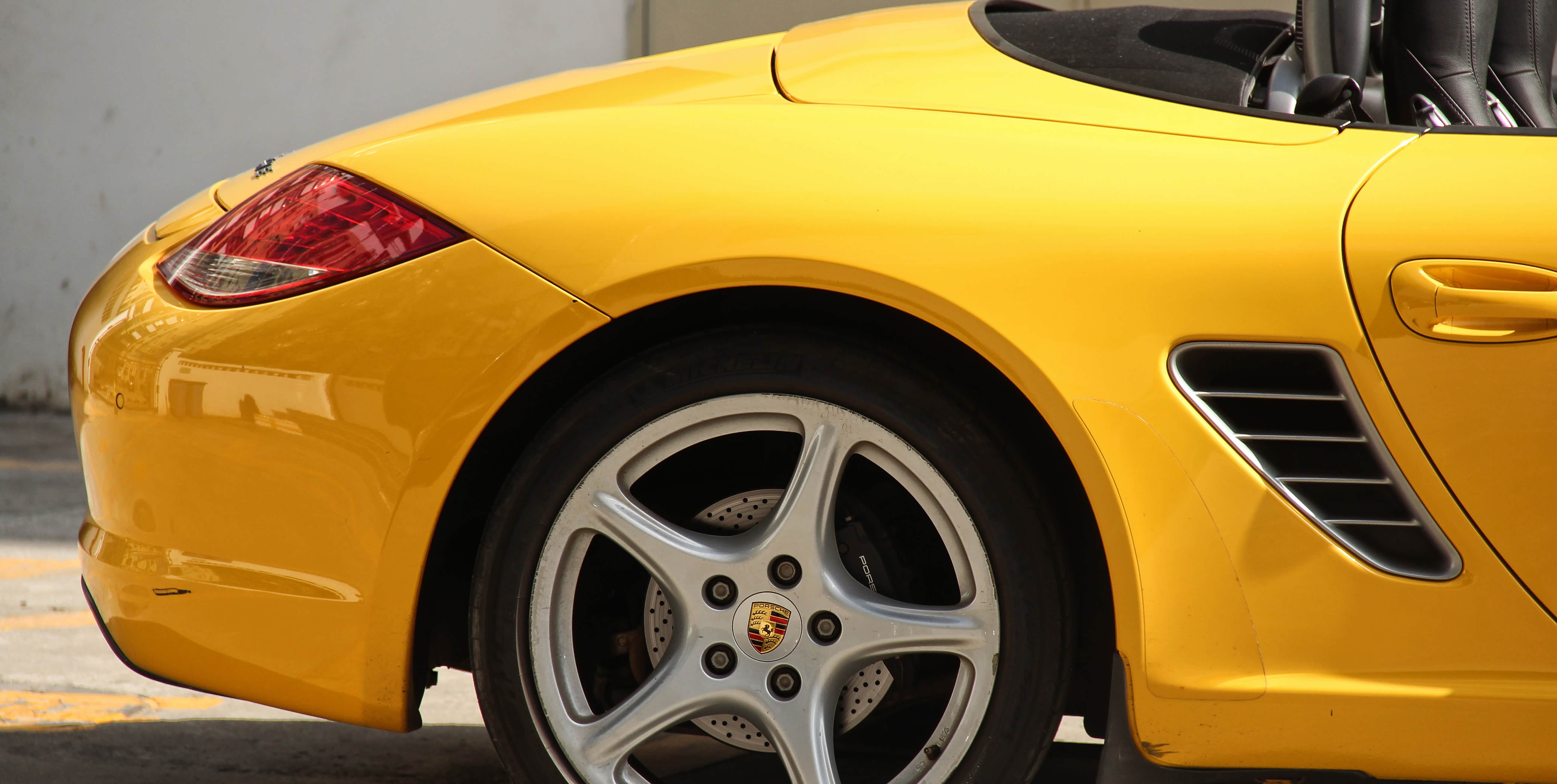 尾灯也是更997一模一样的风格。